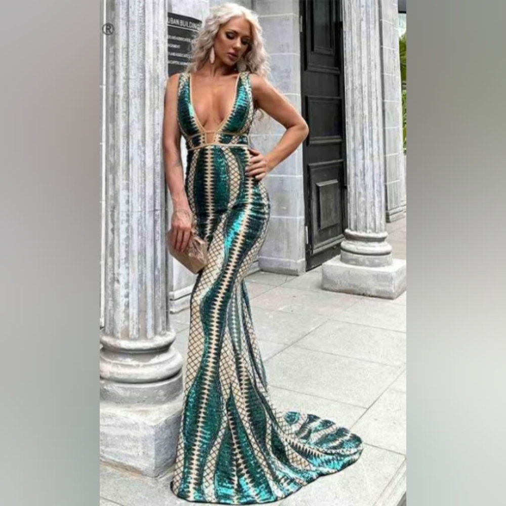 Missord Sequence v neck evening mermaid dress size Xl